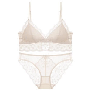 Französisches Spitzen-Dessous-Set in Cremeweiß mit zarten floralen Mustern