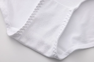 Dettaglio slip bianchi con trama traspirante e cuciture ondulate di alta qualità