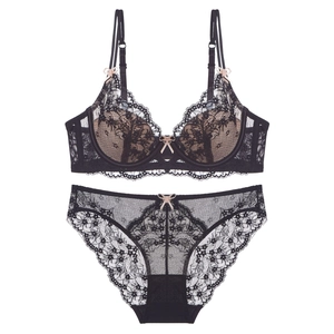 Ensemble de lingerie en dentelle française avec motifs floraux et nœuds noir et beige