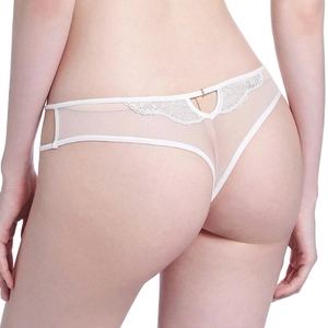 Dettaglio di un perizoma sexy in pizzo beige con ricami floreali e design traforato