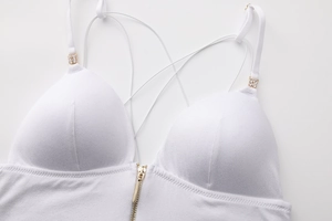 Dettaglio reggiseno bianco con cerniera frontale dorata e decori in strass