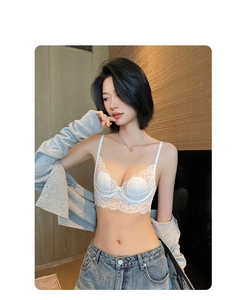Détail d'un soutien-gorge en dentelle florale blanche avec armatures et bretelles