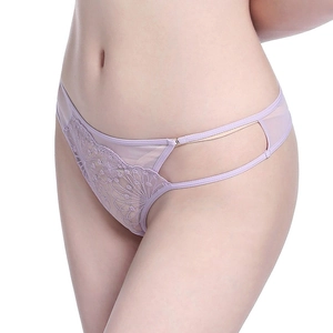 Dettaglio slip in pizzo viola con ricamo floreale e cinturini laterali a intaglio