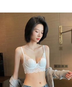 Détail d'un soutien-gorge en dentelle blanche avec de fines bretelles ajustables