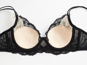 Vue détaillée du soutien-gorge en dentelle noire avec doublure rose et nœud satin