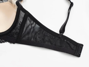 Détail de l'aile latérale du soutien-gorge en dentelle noire avec bretelles réglables