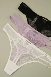 Set di 3 tanga in pizzo bianco, viola e nero con ricami floreali e dettagli in oro lucido