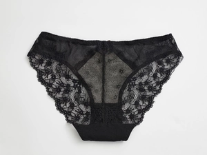 Gros plan détaillé sur une culotte en dentelle noire avec broderies florales élégantes
