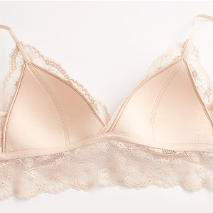 Soutien-gorge triangle en dentelle française nude avec fines bretelles sur blanc