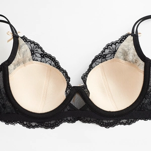 Soutien-gorge en dentelle noire style français avec doublure nude et nœuds délicats