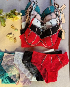 Set lingerie in pizzo con motivi floreali e finiture leopardate in diversi colori