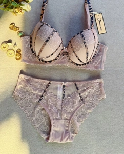 Dettaglio completo intimo con spalline leopardate e pizzo a motivi floreali
