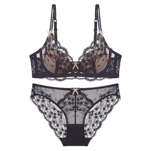 Ensemble lingerie en dentelle noire style français avec nœuds et maille florale