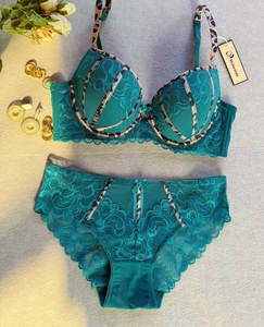 Completo intimo in pizzo blu tiffany con accenti leopardati e dettagli con fiocco