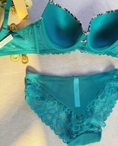 Dettagli del set di lingerie in pizzo verde acqua con bordi a motivo zebrato