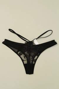 Détail de la broderie de dentelle noire et mesh transparent sur ce string sexy taille basse