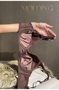 Dettagli del reggiseno a triangolo francese in raso bordeaux con spalline sottili