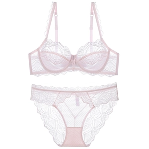 Ensemble de lingerie en dentelle rose pâle avec soutien-gorge et culotte assortie
