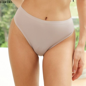 Détail de culotte sans couture en soie glacée beige montrant la coupe ultra-fine