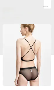 Detaillierte Rückansicht eines schwarzen Lingerie-Sets mit elegantem Überkreuz-Trägerdesign