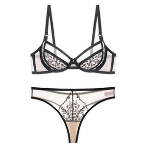 Détail de la dentelle brodée française sur l'ensemble soutien-gorge et string bicolore