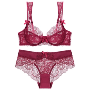 Détail d'un ensemble de lingerie en dentelle bordeaux avec satin et petits nœuds