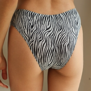 Détail arrière de culotte à imprimé zèbre à coupe haute avec finition sans couture et douce