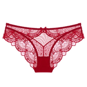 Dettaglio di slip in pizzo rosso con ricamo floreale e un piccolo fiocco decorativo centrale