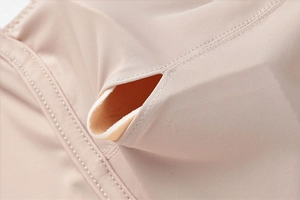 Detalle macro del tejido sin costuras y el bolsillo interno para relleno del sujetador