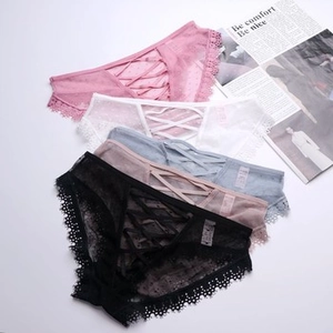 Détails de culottes en maille transparente colorée avec dentelle et sangles croisées