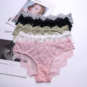 Vue détaillée de l'ensemble de culottes en dentelle en cinq couleurs avec broderie