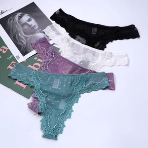 Ensemble de quatre strings en dentelle noir, blanc, violet et bleu sarcelle avec tulle