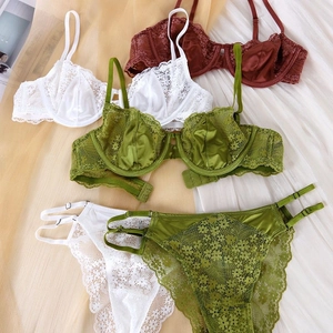 Franse lingerie set van kant en satijn met beugel in groen, wit en baksteenrood