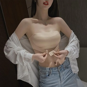 Détail du soutien-gorge bandeau sans coutures couleur chair avec agrafe avant push-up