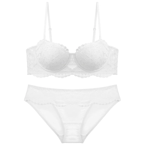 Ensemble de lingerie en dentelle florale blanche avec soutien-gorge à armatures