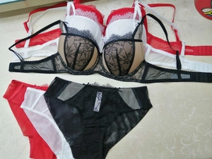 Vue détaillée des ensembles de lingerie en dentelle noire, blanche et rouge brodée