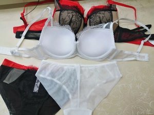 Détail de l'ensemble soutien-gorge en dentelle de cils française et culotte en mesh