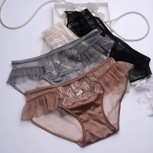 Détails de broderie et maille de dentelle sur culottes en satin pour femmes en quatre couleurs