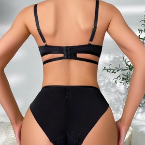 Ensemble lingerie sans couture noir sexy avec bretelles croisées et culotte assortie