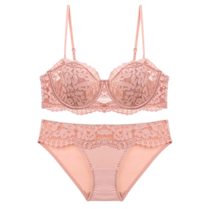 Détail d'un ensemble de lingerie en dentelle rose avec soutien-gorge à armatures et culotte
