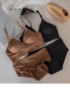 Détail des bretelles fines et coussinets amovibles d'un ensemble de lingerie noir