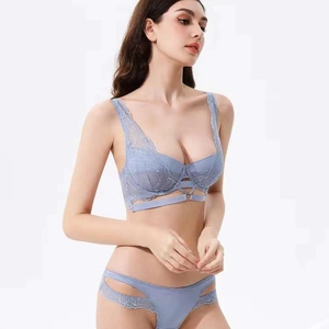 Vue détaillée d'un ensemble de lingerie en dentelle bleu clair avec motifs floraux fins