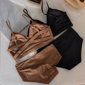 Ensemble bikini dos nu fin de style français sans armature en noir et marron