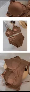 Détail d'un ensemble de lingerie marron sans armature avec coussinets amovibles