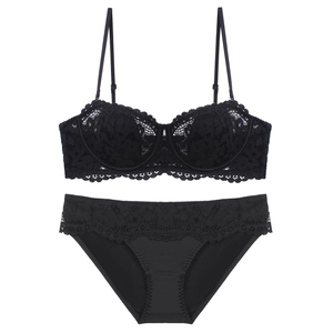 Détail de l'ensemble de lingerie en dentelle florale noire avec soutien-gorge et culotte