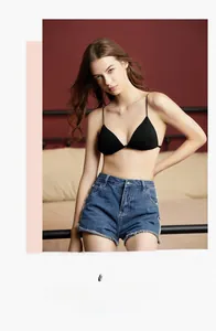 Schwarzes Bralette mit Vorderverschluss und dünnen Trägern an einem Model getragen