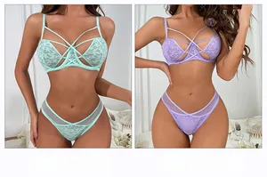 Vue détaillée d'un ensemble de lingerie en dentelle à lanières vert menthe et violet