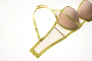 Vista laterale dettagliata del reggiseno push-up con tessuto a rete e bordi a contrasto