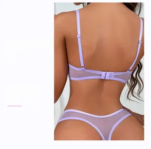 Vue détaillée de l'ensemble de lingerie en maille violet clair avec bretelles fines au dos
