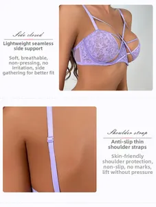 Détail de la dentelle florale violette avec fines bretelles réglables antidérapantes